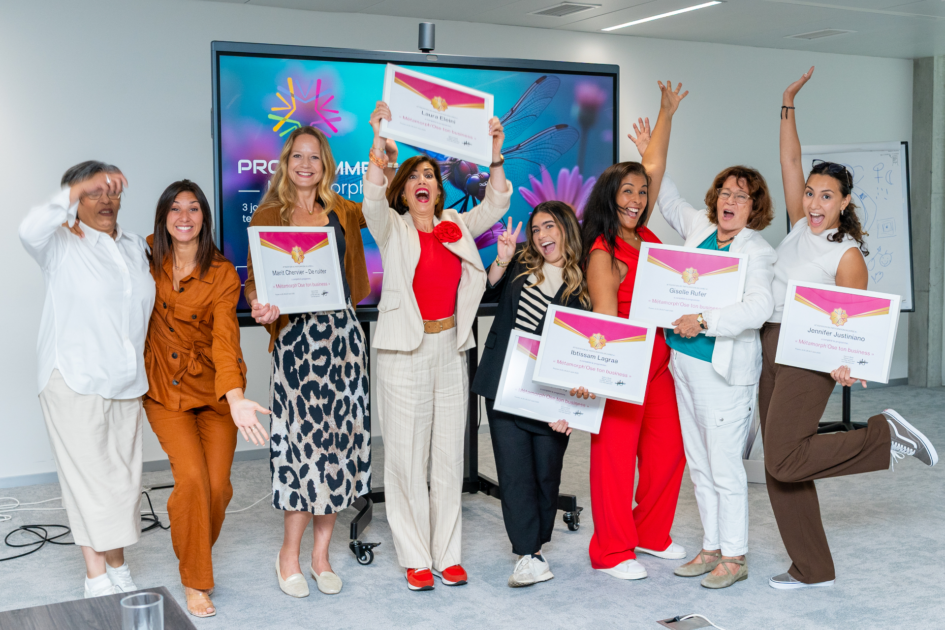 Participantes du programme Métamorph'Ose célébrant leur diplôme